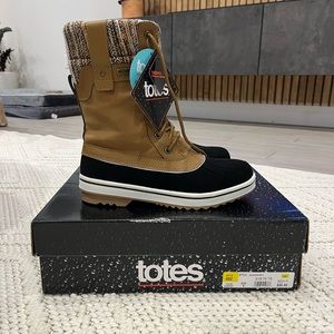 Women’s waterproof snow boots NWT Size 8 Totes brand